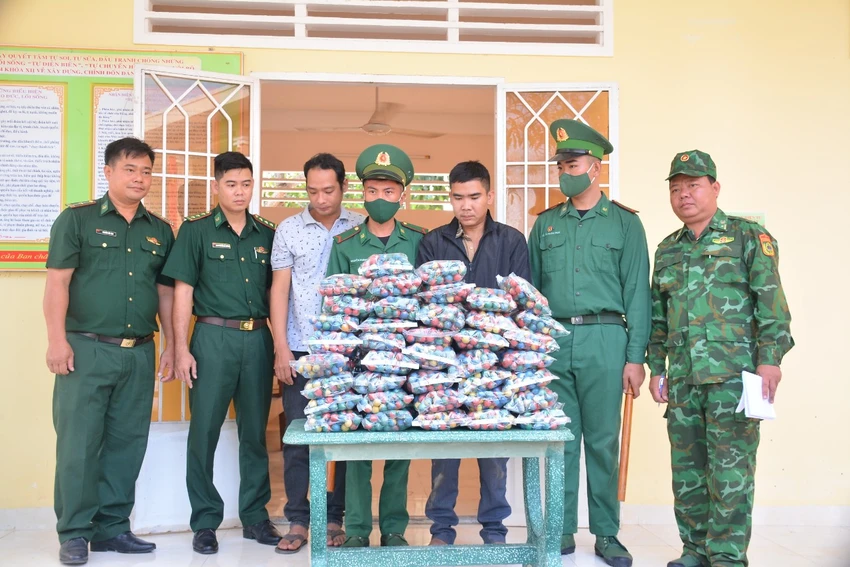 28 kg pháo bị phát hiện khi vận chuyển trái phép vào biên giới tỉnh Long An. Ảnh: CTV 28 kg pháo bị phát hiện khi vận chuyển trái phép vào biên giới tỉnh Long An. Ảnh: CTV