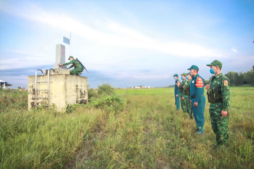 Cán bộ Đồn Biên phòng Cửa khẩu quốc tế Bình Hiệp kiểm tra cột mốc biên giới. Ảnh: HUỲNH DU Cán bộ Đồn Biên phòng Cửa khẩu quốc tế Bình Hiệp kiểm tra cột mốc biên giới. Ảnh: HUỲNH DU