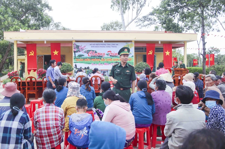Trung tá Nguyễn Văn Hội chia sẻ động viên người dân nơi biên giới trong dịp xuân về. Ảnh: HUỲNH DU Trung tá Nguyễn Văn Hội chia sẻ động viên người dân nơi biên giới trong dịp xuân về. Ảnh: HUỲNH DU