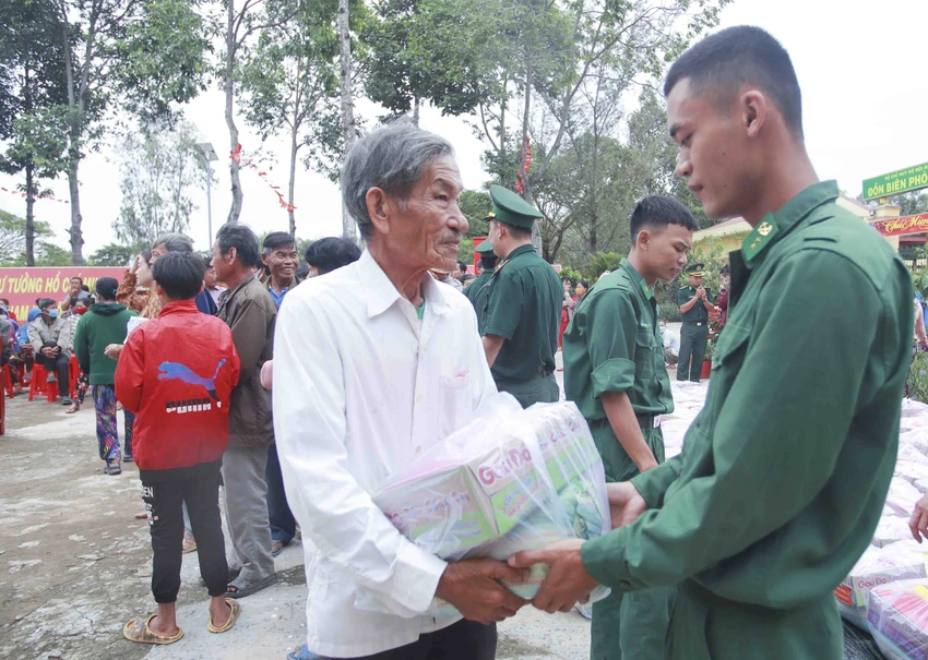 Những món quà tết được chiến sĩ bộ đội biên phòng Sông Trăng tặng cho bà con nơi biên giới. Ảnh: HUỲNH DU Những món quà tết được chiến sĩ bộ đội biên phòng Sông Trăng tặng cho bà con nơi biên giới. Ảnh: HUỲNH DU