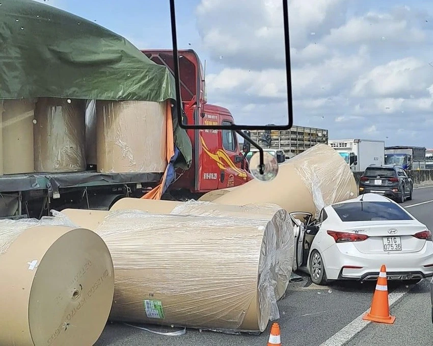 Hiện trường vụ tai nạn trên cao tốc TP.HCM - Trung Lương. Ảnh: HUỲNH DU Hiện trường vụ tai nạn trên cao tốc TP.HCM - Trung Lương. Ảnh: HUỲNH DU
