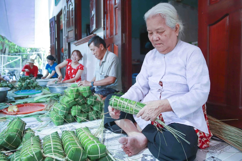 Xóm bánh tét Vàm Thủ đỏ lửa dịp tết