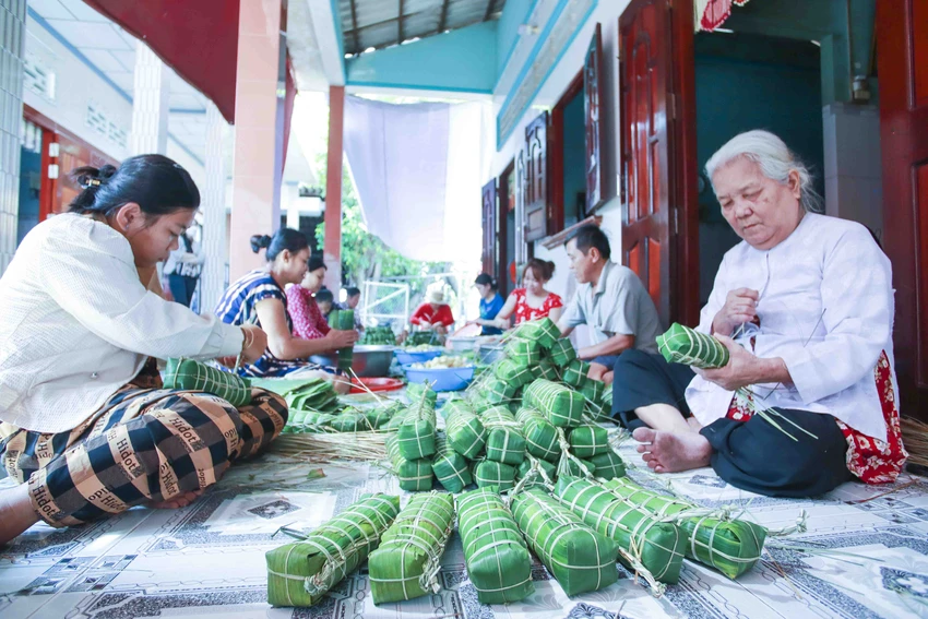 Xóm bánh tét Vàm Thủ đỏ lửa dịp tết
