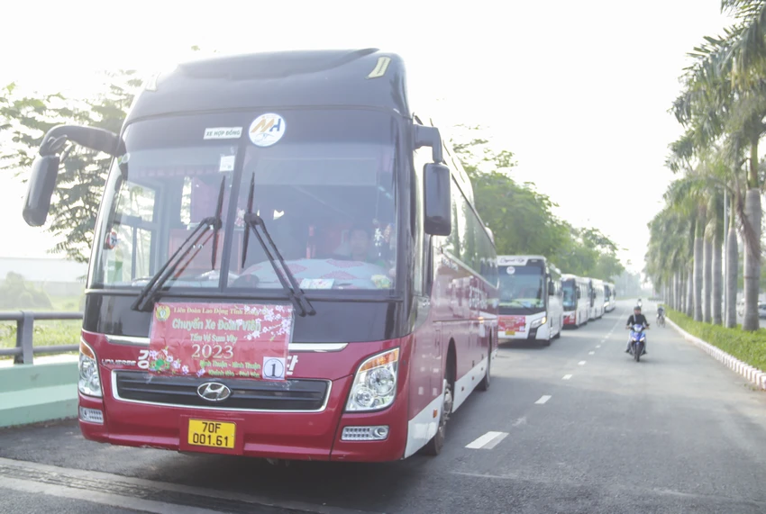 8 chuyến xe 0 đồng đưa 345 công nhân lao động trong đợt 1 về quê đón tết. Ảnh: HUỲNH DU 8 chuyến xe 0 đồng đưa 345 công nhân lao động trong đợt 1 về quê đón tết. Ảnh: HUỲNH DU
