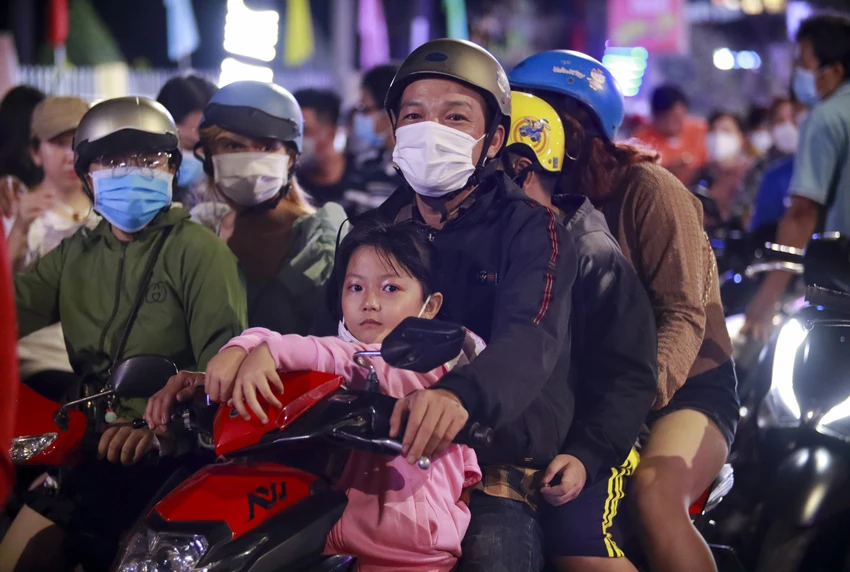 Tại TP. Tân An, các gia đình, cặp đôi, nhóm bạn trẻ đã có mặt tại khu vực sân vận động Long An đón chờ khoảnh khắc màn bắn pháo hoa bước sang năm mới Quý Mão 2023. Ảnh: HUỲNH DU Tại TP. Tân An, các gia đình, cặp đôi, nhóm bạn trẻ đã có mặt tại khu vực sân vận động Long An đón chờ khoảnh khắc màn bắn pháo hoa bước sang năm mới Quý Mão 2023. Ảnh: HUỲNH DU