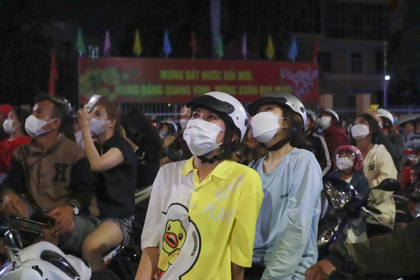 Khoảnh khắc đáng nhớ của các bạn trẻ khi chào đón đêm giao thừa bước sang năm mới. Ảnh: HUỲNH DU Khoảnh khắc đáng nhớ của các bạn trẻ khi chào đón đêm giao thừa bước sang năm mới. Ảnh: HUỲNH DU