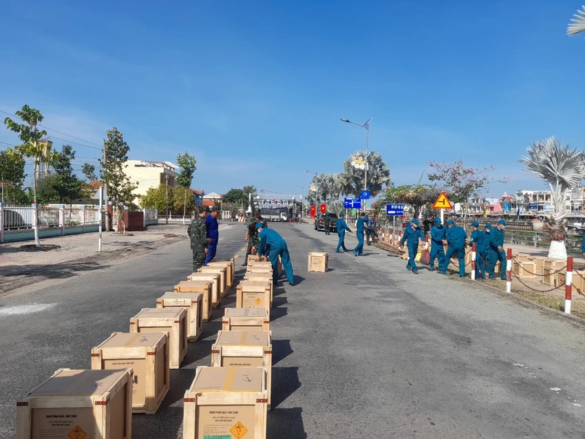 Công tác chuẩn bị bắn pháo hoa đón giao thừa tại huyện Tân Thạnh. Ảnh: Chí Tâm Công tác chuẩn bị bắn pháo hoa đón giao thừa tại huyện Tân Thạnh. Ảnh: Chí Tâm