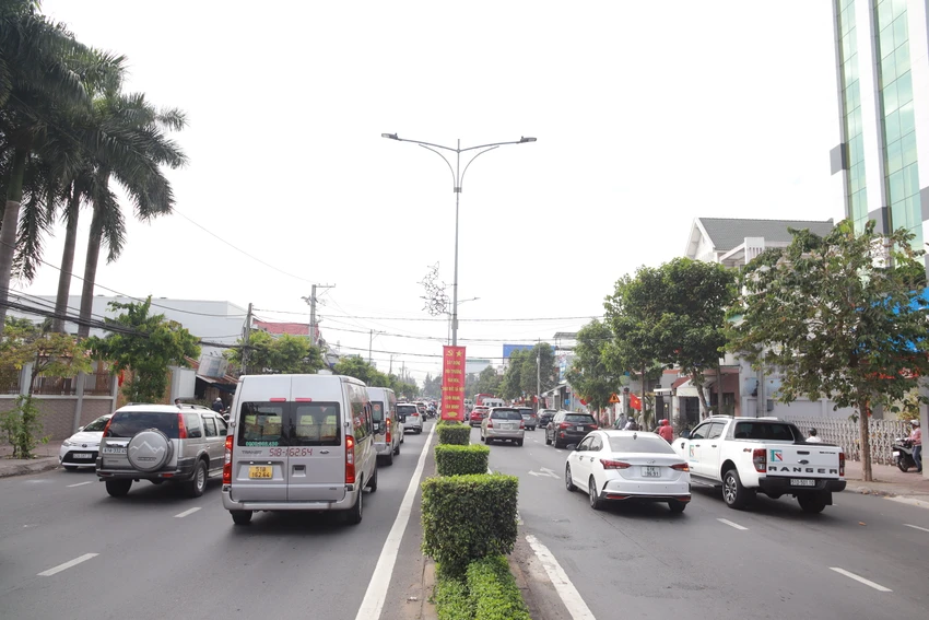 Đến hơn 12 giờ cùng ngày tình trạng ùn ứ vẫn còn diễn ra. Ảnh: HUỲNH DU