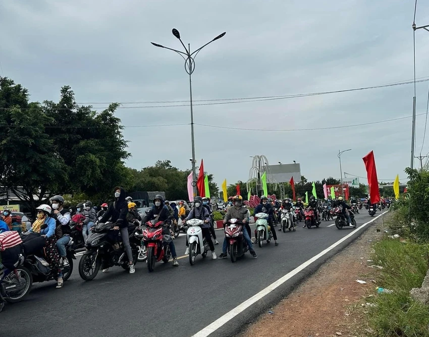 Lưu lượng các phương tiện di chuyển từ các tỉnh miền Tây ra quốc lộ 62 ngày càng đông. Ảnh: CTV