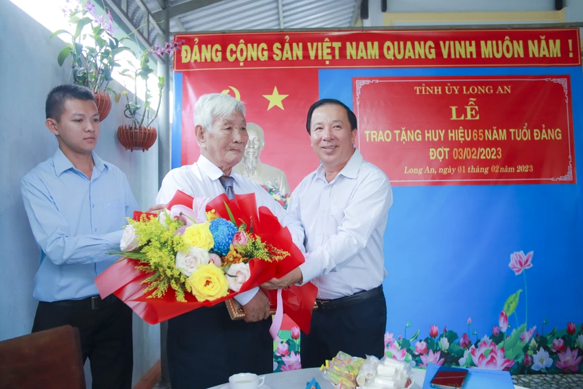 Phó bí thư tỉnh ủy - Nguyễn Văn Út trao huy hiệu 65 tuổi đảng cho đảng viên Đặng Văn Bầu. Ảnh: HUỲNH DU Phó bí thư tỉnh ủy - Nguyễn Văn Út trao huy hiệu 65 tuổi đảng cho đảng viên Đặng Văn Bầu. Ảnh: HUỲNH DU