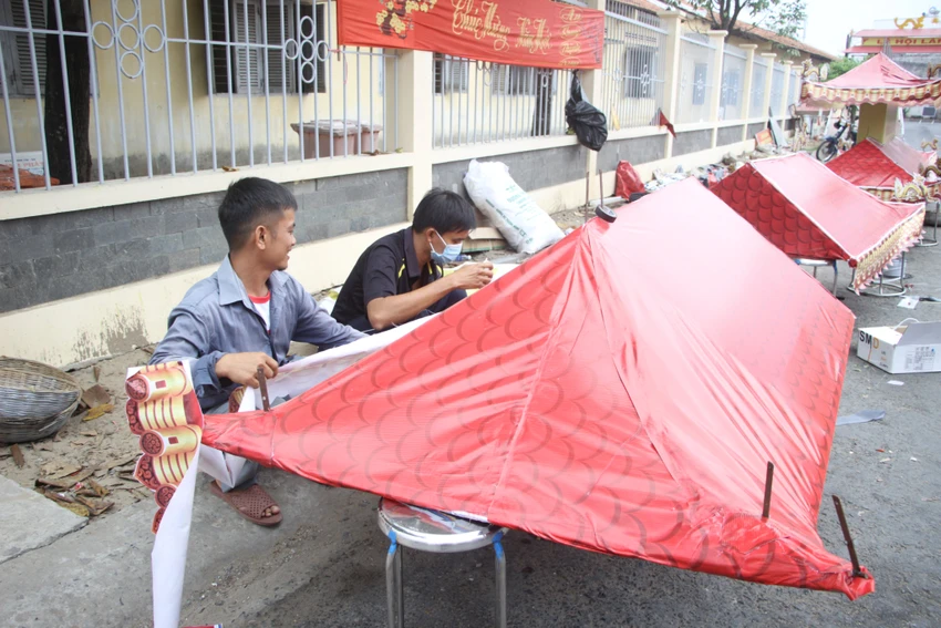 Trang trí, sơn sửa tại Đình Tân Xuân. Ảnh: HD Lễ hội làm chay ở huyện Châu Thành Long An