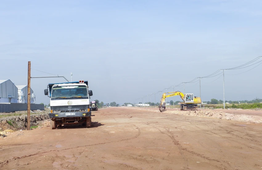 Đường tỉnh 823D đang trong quá trình thi công. Ảnh: HUỲNH DU