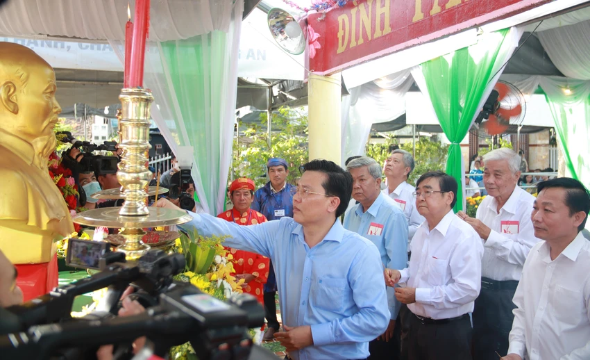 Phó Bí thư Thường trực Tỉnh ủy Long An Nguyễn Thanh Hải thắp hương tại lễ khai mạc Lễ hội Làm Chay. Ảnh: HUỲNH DU