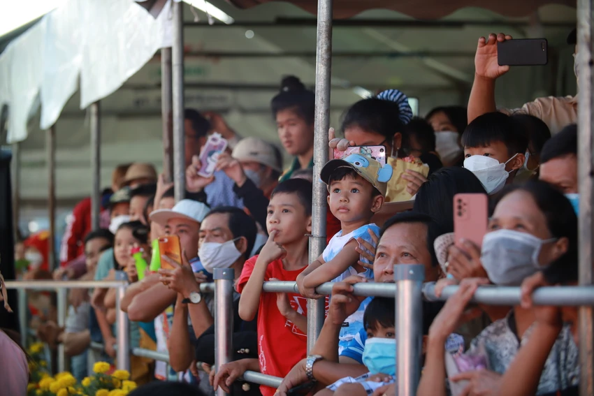 Hàng ngàn người dân đến Đình Tân Xuân xem khai mạc Lễ hội Làm Chay. Ảnh: HUỲNH DU