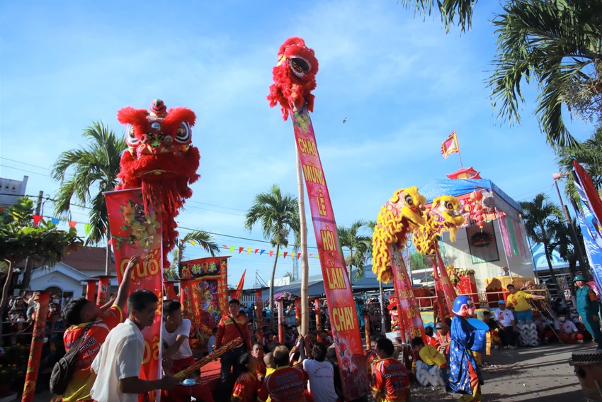 Chương trình Lân Sư Rồng trong Lễ hội Làm Chay. Ảnh: HUỲNH DU