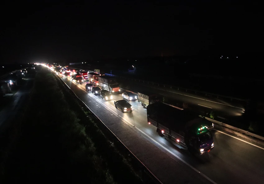 Các phương tiện bị ùn tắc trên 3km trên cao tốc TP.HCM- Trung Lương. Ảnh: HUỲNH DU Các phương tiện bị ùn tắc trên 3km trên cao tốc TP.HCM- Trung Lương. Ảnh: HUỲNH DU