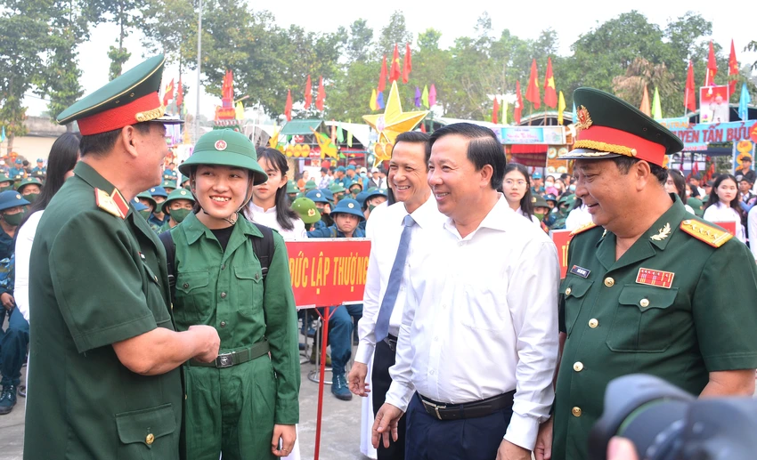 Lãnh đạo UBND tỉnh, Bộ CHQS tỉnh Long An động viên, đưa tiễn em Mỹ Duyên lên đường nhập ngũ. Ảnh: HD
