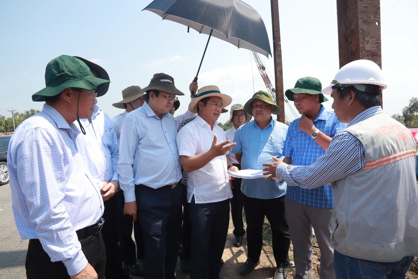 Bí thư Tỉnh ủy – Nguyễn Văn Được ( người đứng giữa, đưa tay) và đoàn công tác đã đến khảo sát tiến độ thực hiện công trình cầu bắt qua kênh 79. Ảnh: HUỲNH DU
