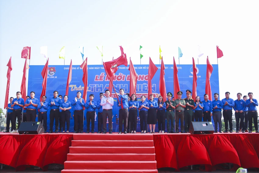 Ngọn cờ truyền thống tuổi trẻ Long An chính thức khởi động các hoạt động Tháng Thanh niên. Ảnh: HUỲNH DU Ngọn cờ truyền thống tuổi trẻ Long An chính thức khởi động các hoạt động Tháng Thanh niên. Ảnh: HUỲNH DU