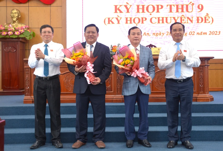 Bí thư Tỉnh ủy, Chủ tịch HĐND tỉnh Nguyễn Văn Được và Phó Chủ tịch Thường trực HĐND tỉnh Mai Văn Nhiều, tặng hoa chúc mừng ông Huỳnh Văn Sơn và ông Hồ Văn Xuân. Ảnh: HD Bí thư Tỉnh ủy, Chủ tịch HĐND tỉnh Nguyễn Văn Được và Phó Chủ tịch Thường trực HĐND tỉnh Mai Văn Nhiều, tặng hoa chúc mừng ông Huỳnh Văn Sơn và ông Hồ Văn Xuân. Ảnh: HD