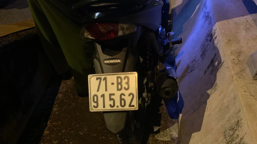 Hiện trường chiếc xe máy được đậu trên cầu Rạch Miễu. Ảnh: KIM HƯỚNG Hiện trường tại cầu Rạch Miễu