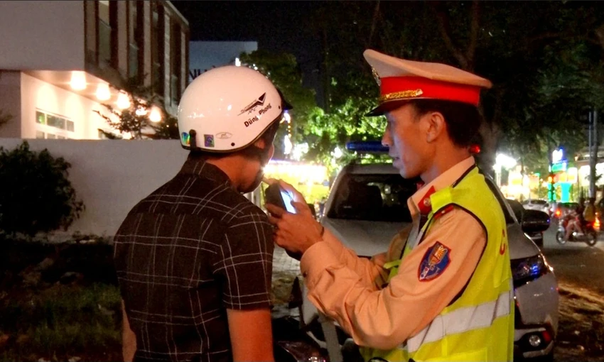 Lực lượng CSGT kiểm tra nồng độ cồn người điều khiển xe máy. Ảnh: HUỲNH DU Kiểm tra nồng độ cồn