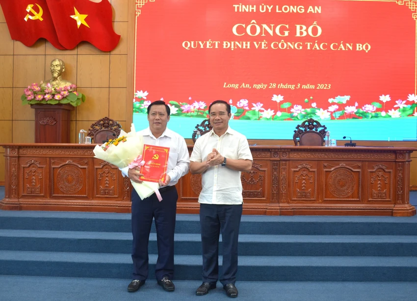 Bí thư Tỉnh ủy Nguyễn Văn Được trao quyết định phê chuẩn của Thủ tướng Chính Phủ cho ông Huỳnh Văn Sơn. Ảnh: HD Bổ nhiệm ông Huỳnh Văn Sơn Phó chủ tịch UBND tỉnh Long An