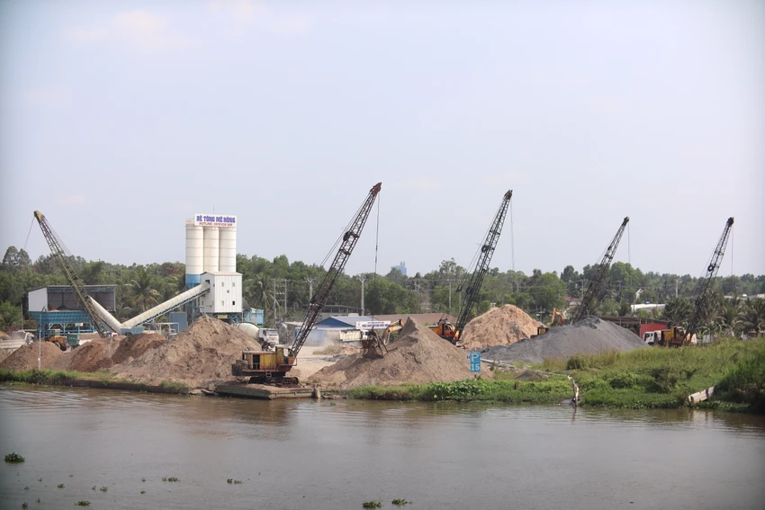 Sở GTVT Long An đang rà soát thủ tục tại các bãi vật liệu dưới cầu Đức Hòa. Ảnh: HD