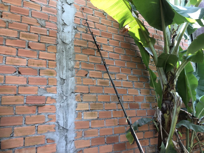 Cần xịt thuốc được ông H cột dây điện để chích cá. Ảnh: HD Cần xịt thuốc được ông H cột dây điện để chích cá. Ảnh: HD