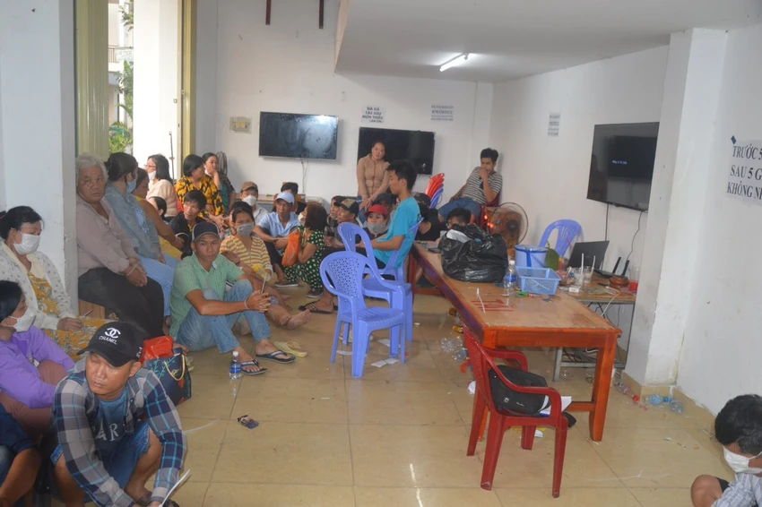 21 người đánh bạc bị công an bắt giữ. Ảnh: CACC 21 người đánh bạc bị công an bắt giữ. Ảnh: CACC