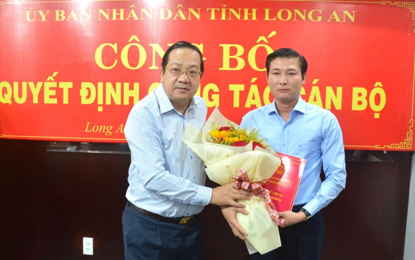 Phó Chủ tịch UBND tỉnh Nguyễn Minh Lâm trao quyết định giao Quyền Giám đốc Sở Kế hoạch và Đầu tư cho ông Trương Văn Liếp. Ảnh: CTV Trao quyết định cho ông Trương Văn Liếp