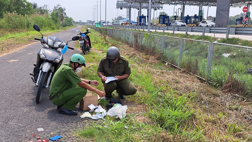 Công an xã Tam Hiệp tiến hành lập biên bản và niêm phong các mẫu dấu, giấy tờ. Ảnh: ĐT Công an xã Tam Hiệp tiến hành lập biên bản và niêm phong các mẫu dấu, giấy tờ