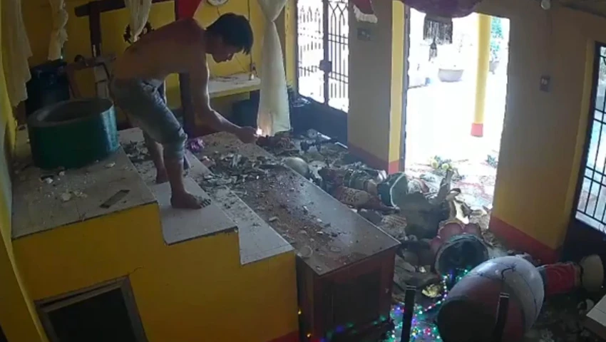 Nam thanh niên dùng quẹt bật lửa đốt màn che trong chánh điện. Ảnh: CTV Thanh niên ngáo đá vào đập phá đốt chùa