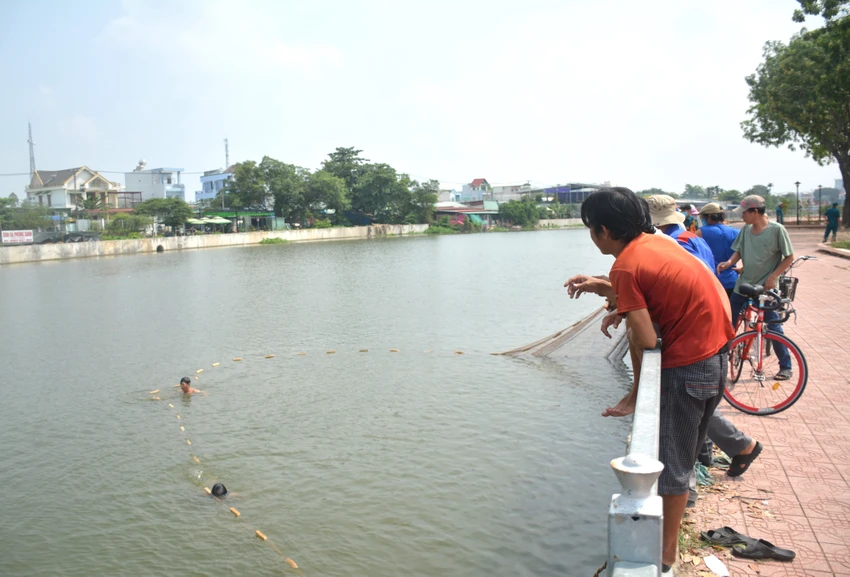 Người dân dùng lưới đánh cá tìm kiếm thi thể nạn nhân. Ảnh: HD Người dân dùng lưới đánh cá tìm kiếm thi thể nạn nhân. Ảnh: HD