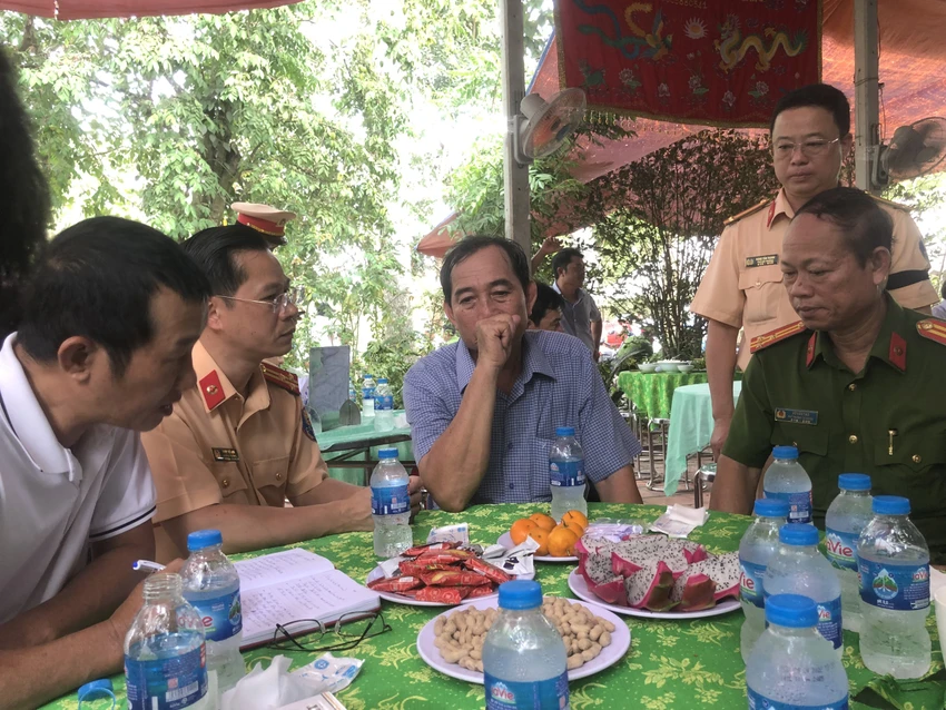 Gia đình, đồng đội đau lòng trước sự ra đi của thiếu tá Nguyễn Xuân Hào. Ảnh: HD