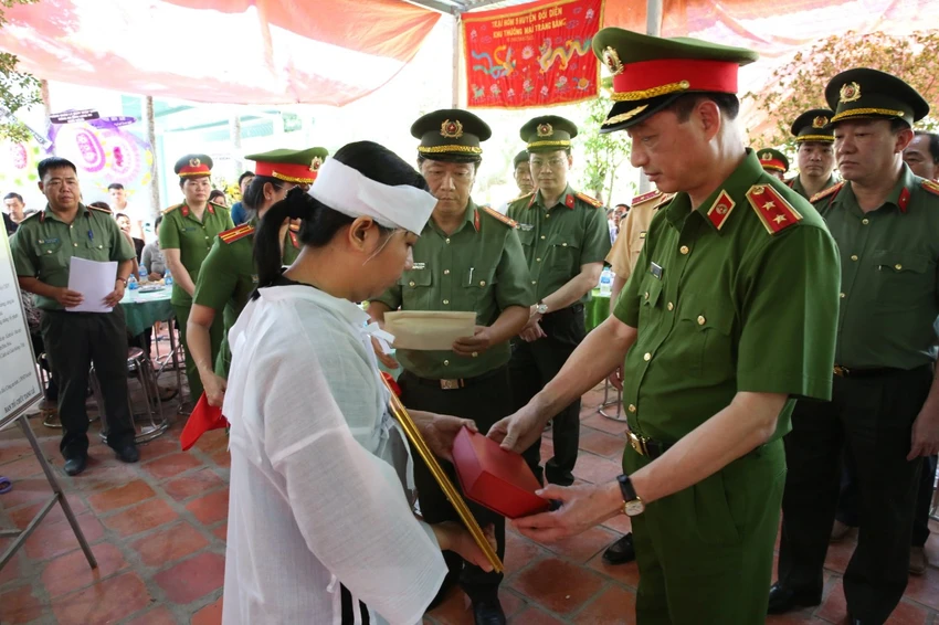Trung tướng Nguyễn Duy Ngọc trao quyết định thăng cấp bậc hàm cho gia đình đồng chí Nguyễn Xuân Hào. Ảnh: HD Trung tướng Nguyễn Duy Ngọc trao quyết định thăng cấp bậc hàm cho gia đình đồng chí Nguyễn Xuân Hào. Ảnh: HD