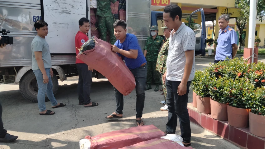 Lực lượng chức năng thu giữ 57.100 bao thuốc lá lậu. Ảnh: CTV Lực lượng thu giữ hơn 5.700 bao luốc lá lậu