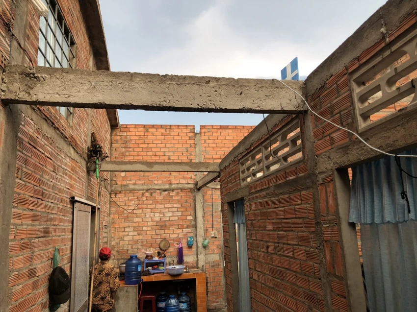 Một căn nhà bị tốc mái khi cơn mưa dông đi qua. Ảnh : CTV
