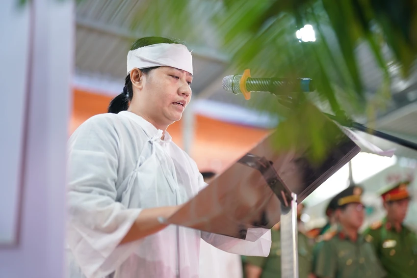 Chị Trần Thị Phương (vợ anh Hào) xúc động đọc lời cảm tạ. Chị Trần Thị Phương (vợ anh Hào) xúc động đọc lời cảm tạ.