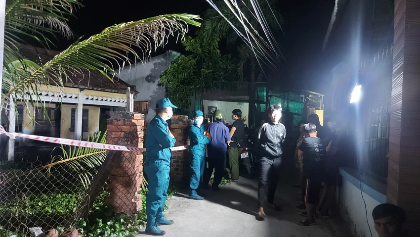 Lực lượng chức năng đang phong tỏa và bảo vệ hiện trường. Ảnh: LÊ DUY Lực lượng chức năng đang phong tỏa và bảo vệ hiện trường. Ảnh: LÊ DUY