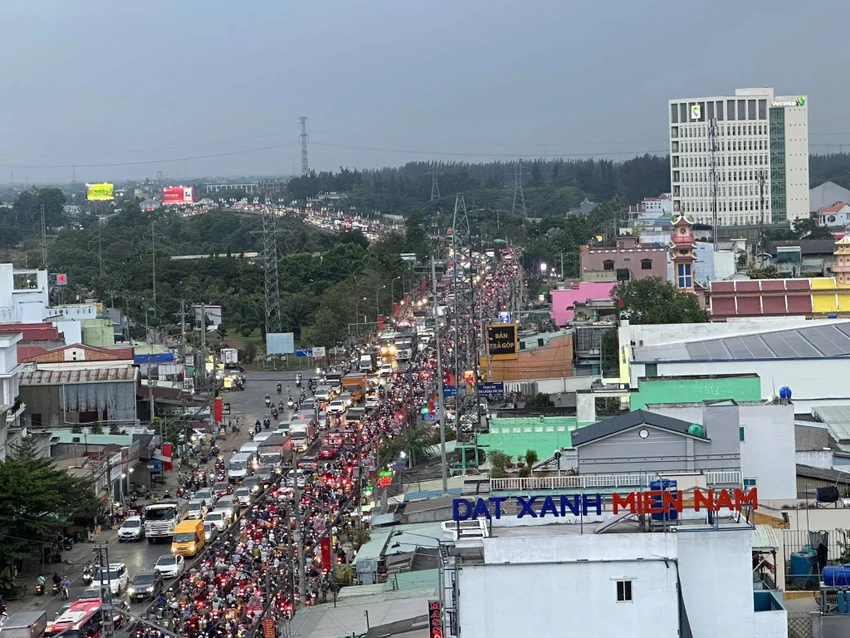 Dòng người đổ về miền Tây chiều ngày 28-4. Ảnh: CTV Dòng người đổ về miền Tây chiều ngày 28-4. Ảnh: CTV