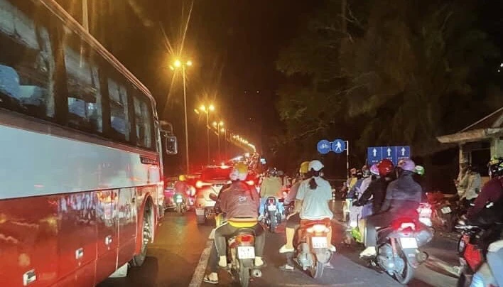 Dòng người về miền Tây trên tuyến quốc lộ N2 thuộc địa phận huyện Bến Lức. Ảnh: CTV Dòng người về miền Tây trên tuyến quốc lộ N2 thuộc địa phận huyện Bến Lức. Ảnh: CTV