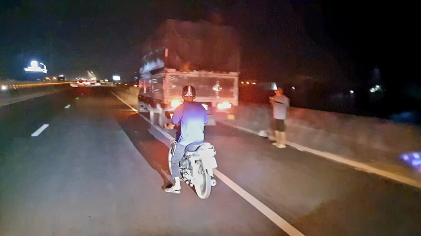 Tài xế xe cứu thương 'dìu' xe máy ra khỏi cao tốc TP.HCM - Trung Lương ảnh 1 Chiếc xe máy chạy vào đường cao tốc TP.HCM - Trung Lương không có đèn chiếu sáng