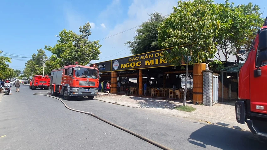 Lực lượng PCCC cứu nạn và cứu hộ đã có mặt kịp thời khống chế đám cháy. Ảnh: KH Lực lượng PCCC cứu nạn và cứu hộ đã có mặt kịp thời khống chế đám cháy. Ảnh: KH