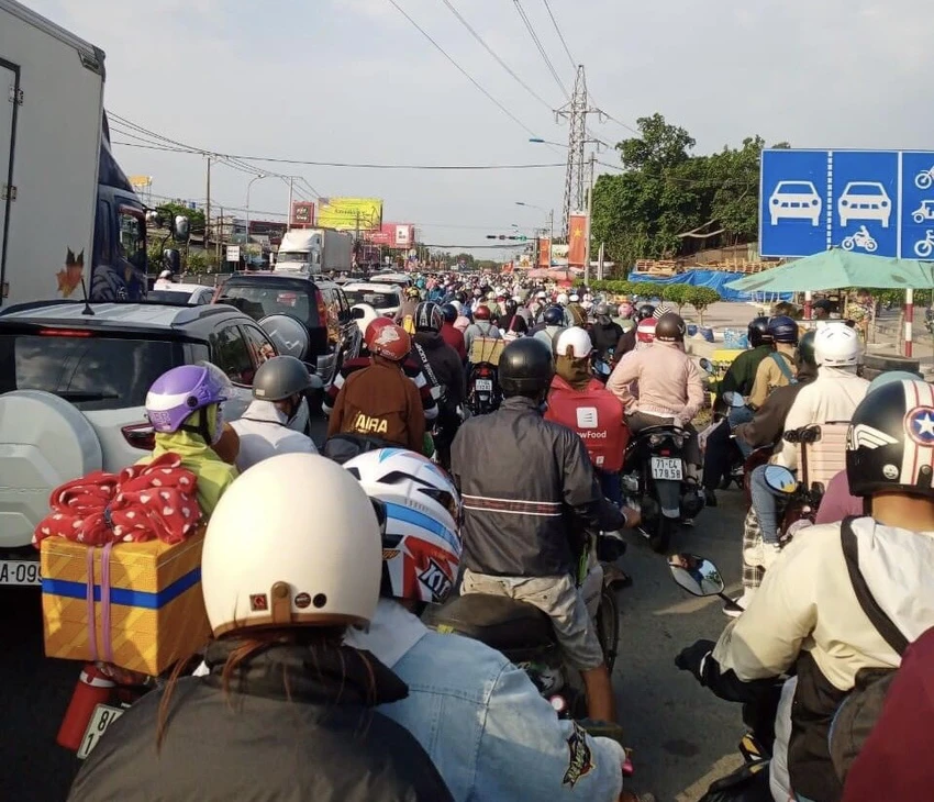 Thời điểm 17h trên tuyến quốc lộ 1 xe đông, di chuyển chậm không bị ùn ứ. Ảnh: CTV Thời điểm 17h trên tuyến quốc lộ 1 xe đông, di chuyển chậm không bị ùn ứ. Ảnh: CTV