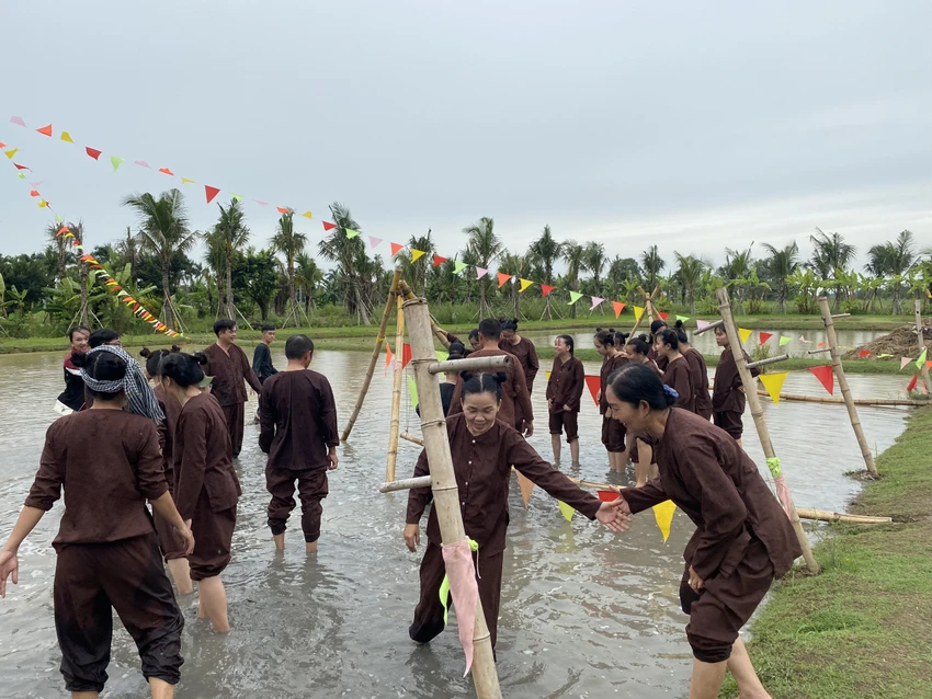 Khách du lịch rất thích thú với mô hình du lịch sinh thái, sông nước. Ảnh: CTV