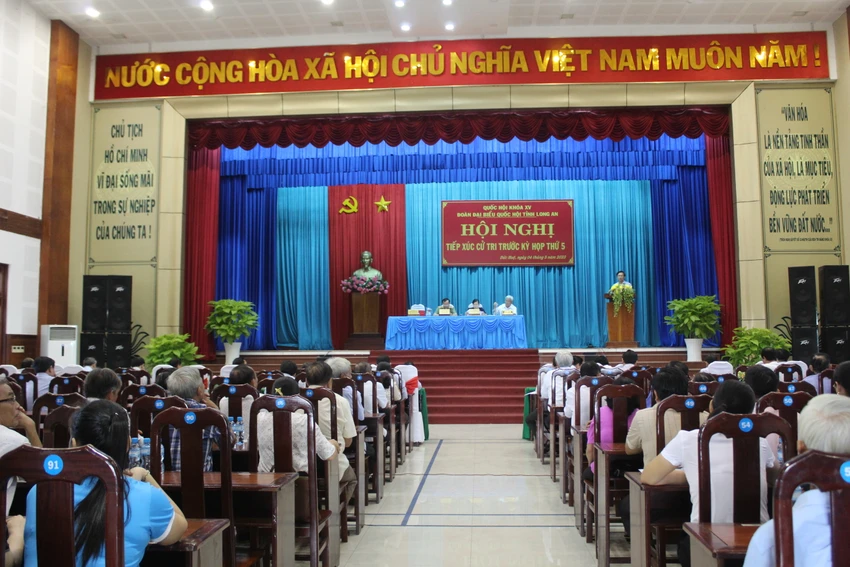 Quang cảnh buổi tiếp xúc cử tri huyện Đức Huệ. Ảnh: KIM TIẾN Quang cảnh buổi tiếp xúc cử tri huyện Đức Huệ