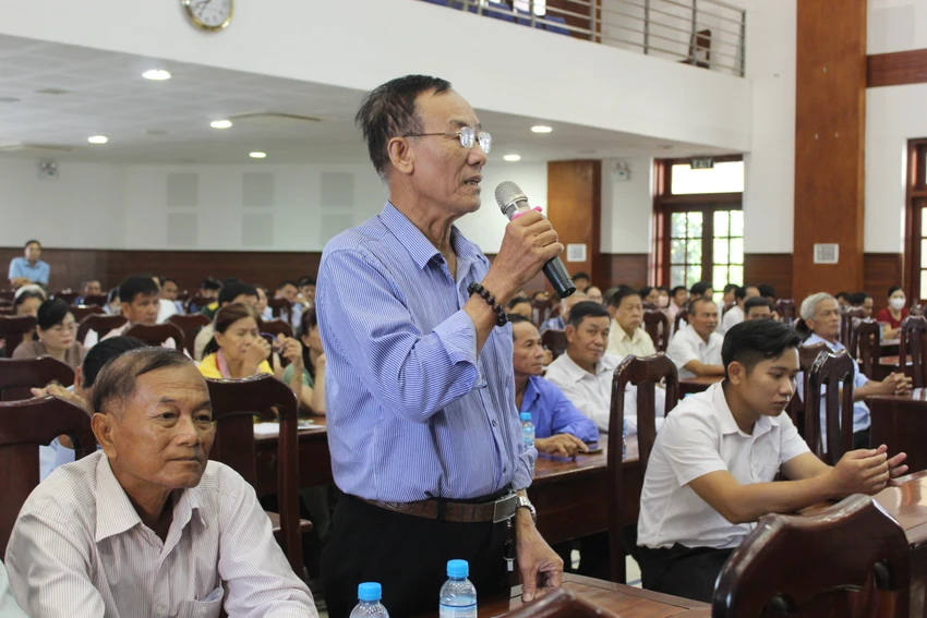 Cử tri kiến nghị một số nội dung về phát triển kinh tế, xã hội, hạ tầng địa phương. Ảnh: KT Cử tri kiến nghị một số nội dung về phát triển kinh tế, xã hội, hạ tầng địa phương