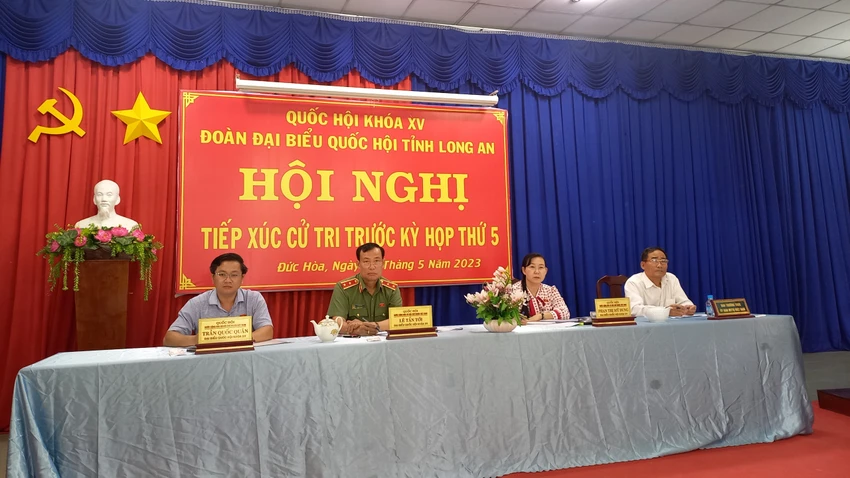 Các đại biểu quốc hội lắng nghe ý kiến cử tri của huyện Đức Hòa. Ảnh: NHÃ PHƯƠNG Các đại biểu quốc hội lắng nghe ý kiến cử tri của huyện Đức Hòa