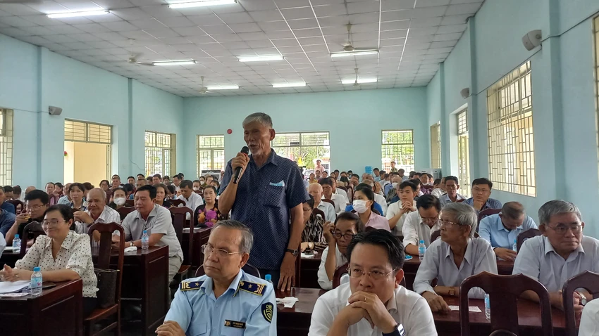 Cử tri huyện Đức Hòa ý kiến xung quanh các vấn đề an ninh mạng. Ảnh: NHÃ PHƯƠNG Cử tri huyện Đức Hòa ý kiến xung quanh các vấn đề an ninh mạng